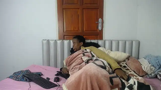 Snapshot of JoycyQueen chatting on April 2026 12:56:01 AM JoycyQueen online show from April 2026 12:56:01 AM