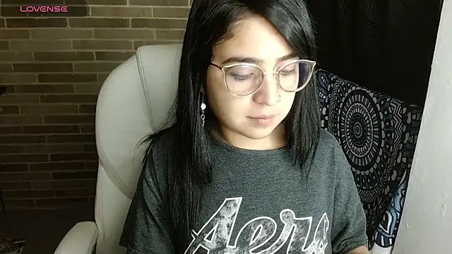 Snapshot of sweet-little chatting on April 2026 01:16:02 AM sweet-little online show from April 2026 01:16:02 AM