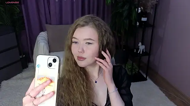 Snapshot of BlondeLina chatting on April 2026 04:54:01 AM BlondeLina online show from April 2026 04:54:01 AM