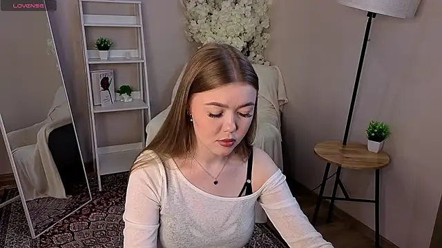 Snapshot of BlondeLina chatting on May 2026 04:07:02 AM BlondeLina online show from May 2026 04:07:02 AM
