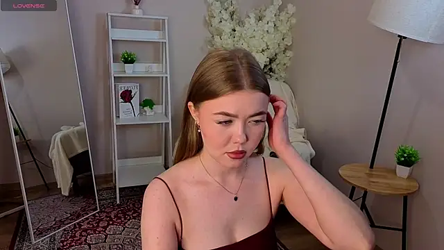 Snapshot of BlondeLina chatting on May 2026 04:41:02 AM BlondeLina online show from May 2026 04:41:02 AM