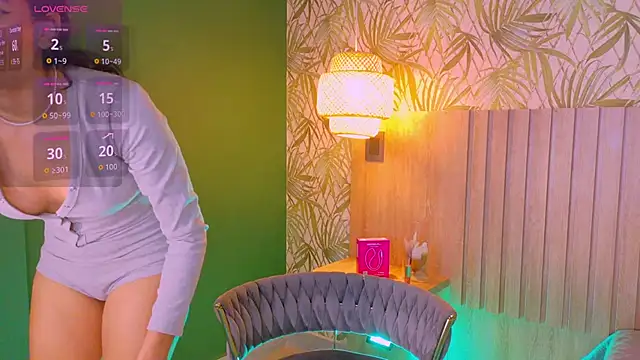 Snapshot of EmmaCollins01 chatting on April 2026 04:11:02 PM EmmaCollins01 online show from April 2026 04:11:02 PM