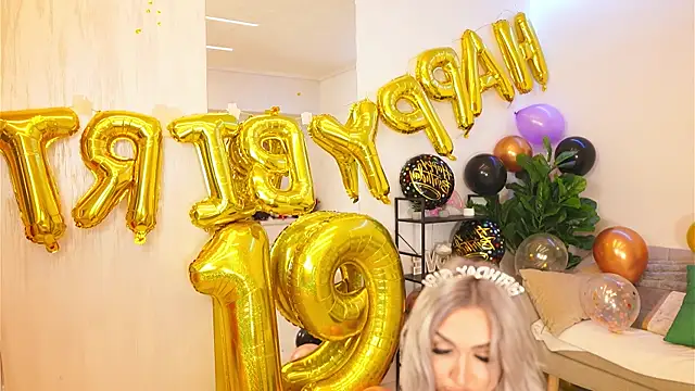 Snapshot of ArianaXO_ chatting on April 2026 08:17:02 AM ArianaXO online show from April 2026 08:17:02 AM