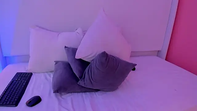 luna veega online show from April 2026 07:58:02 PM