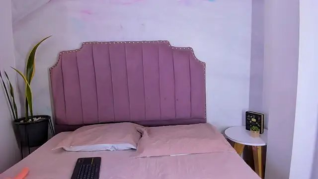 Snapshot of alina-leon chatting on March 2026 12:55:02 PM alina-leon online show from March 2026 12:55:02 PM