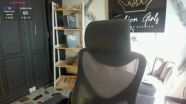 Snapshot of AphroditeSweett chatting on March 2026 09:19:02 PM AphroditeSweett online show from March 2026 09:19:02 PM