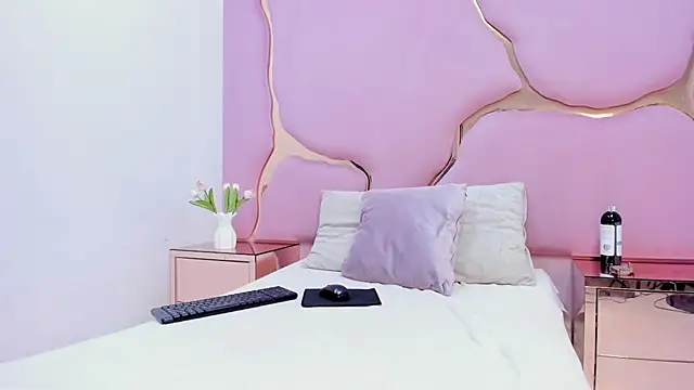 LaurendPink online show from May 2026 02:33:01 PM