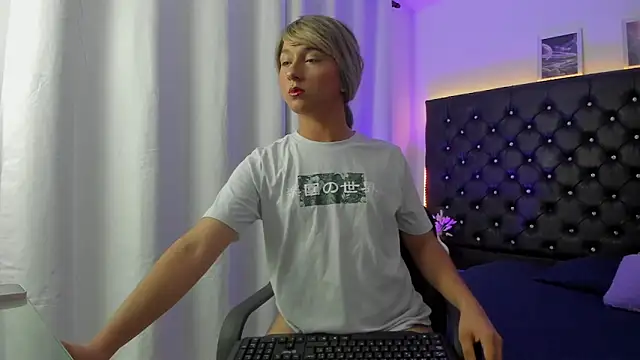 Snapshot of BellaRoge chatting on March 2026 05:00:02 AM BellaRoge online show from March 2026 05:00:02 AM