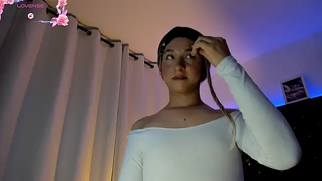 Snapshot of BellaRoge chatting on April 2026 05:27:02 AM BellaRoge online show from April 2026 05:27:02 AM