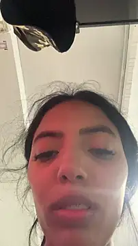 Snapshot of sylphiee_ chatting on April 2026 04:08:01 PM sylphiee online show from April 2026 04:08:01 PM