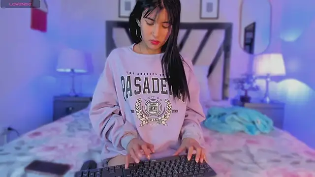 Snapshot of Violettaa_Stone chatting on March 2026 03:33:02 AM Violettaa Stone online show from March 2026 03:33:02 AM