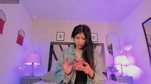 Snapshot of Violettaa_Stone chatting on April 2026 03:51:01 AM Violettaa Stone online show from April 2026 03:51:01 AM