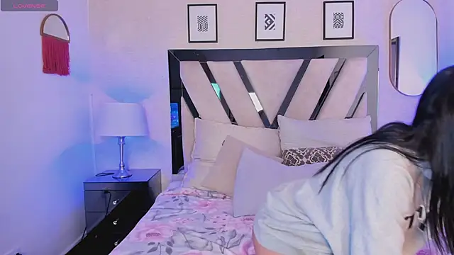 Snapshot of Violettaa_Stone chatting on April 2026 03:31:02 AM Violettaa Stone online show from April 2026 03:31:02 AM