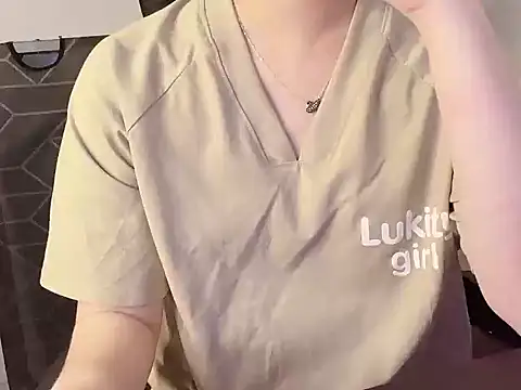 Snapshot of hunhun122 chatting on April 2026 04:02:02 PM hunhun122 online show from April 2026 04:02:02 PM