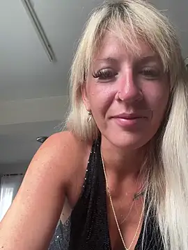 Snapshot of AtomBlondy chatting on May 2026 05:24:01 AM AtomBlondy online show from May 2026 05:24:01 AM