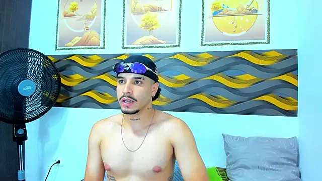 Snapshot of Leon_Hotx chatting on April 2026 07:33:02 PM Leon Hotx online show from April 2026 07:33:02 PM