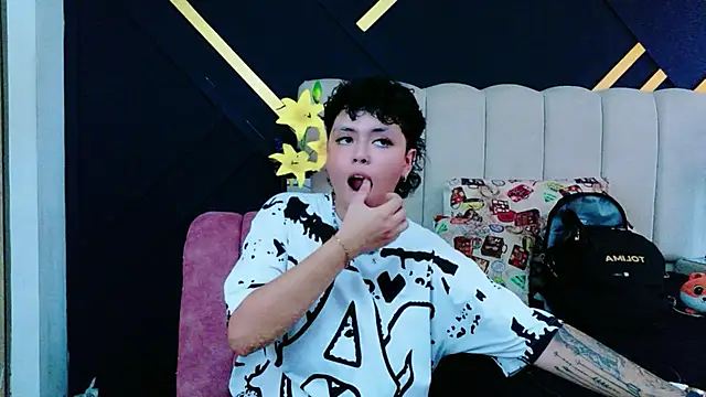 NikiEvanz online show from May 2026 07:32:02 PM