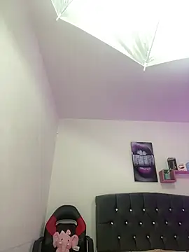 Snapshot of LINDA_EF chatting on April 2026 01:05:02 PM LINDA EF online show from April 2026 01:05:02 PM