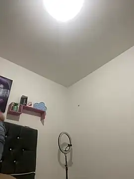 Snapshot of LINDA_EF chatting on April 2026 12:31:01 PM LINDA EF online show from April 2026 12:31:01 PM