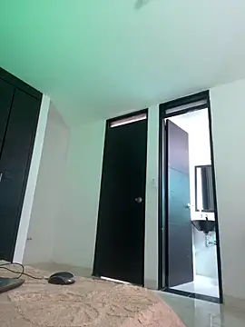 Snapshot of LINDA_EF chatting on April 2026 12:33:01 PM LINDA EF online show from April 2026 12:33:01 PM