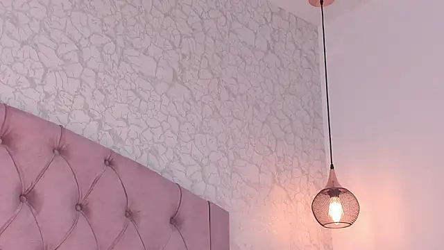 saraa joness  online show from April 2026 07:22:01 PM