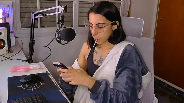 Snapshot of Poison_Ivy_29 chatting on April 2026 02:44:01 AM Poison Ivy 29 online show from April 2026 02:44:01 AM