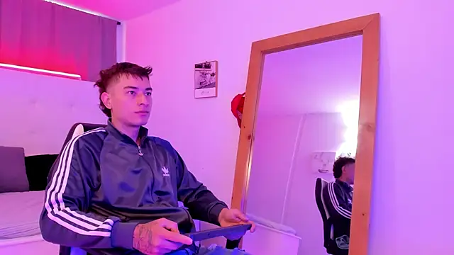 Snapshot of Thiago_2003_ chatting on April 2026 12:10:01 PM Thiago 2003 online show from April 2026 12:10:01 PM