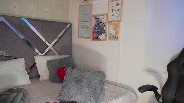 Snapshot of Naomi-Gray chatting on April 2026 09:39:33 PM Naomi-Gray online show from April 2026 09:39:33 PM