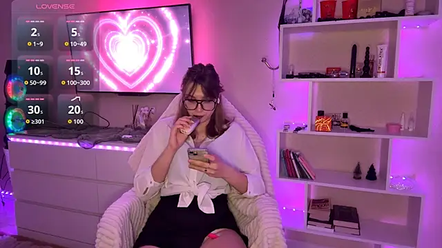 Olivia 132 online show from April 2026 01:11:01 PM