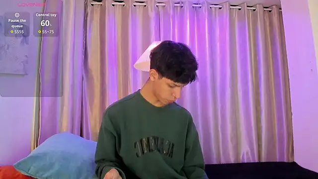 Snapshot of Ethan_qop chatting on April 2026 11:33:01 AM Ethan qop online show from April 2026 11:33:01 AM