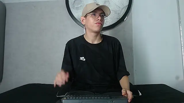 Bennet-Grayy online show from May 2026 01:35:01 AM