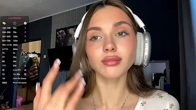 Snapshot of Veluxe chatting on March 2026 03:05:01 PM Veluxe online show from March 2026 03:05:01 PM