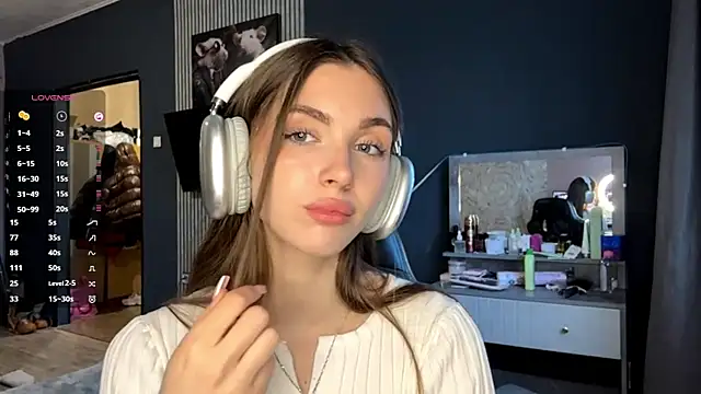 Snapshot of Veluxe chatting on March 2026 03:11:01 PM Veluxe online show from March 2026 03:11:01 PM