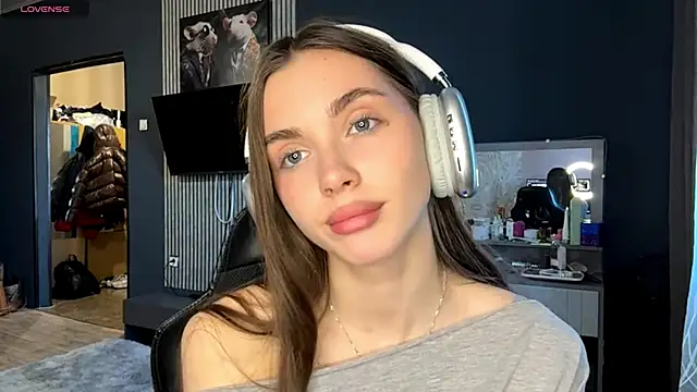 Snapshot of Veluxe chatting on March 2026 03:02:01 PM Veluxe online show from March 2026 03:02:01 PM