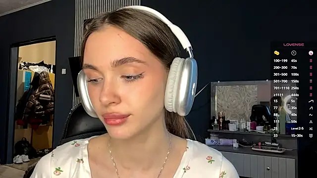 Snapshot of Veluxe chatting on March 2026 03:12:02 PM Veluxe online show from March 2026 03:12:02 PM