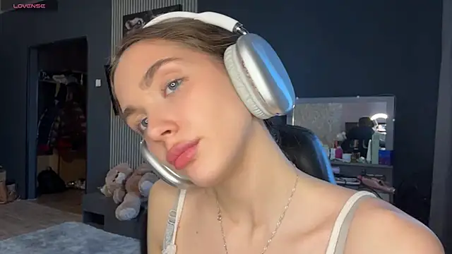 Snapshot of Veluxe chatting on April 2026 03:09:01 PM Veluxe online show from April 2026 03:09:01 PM