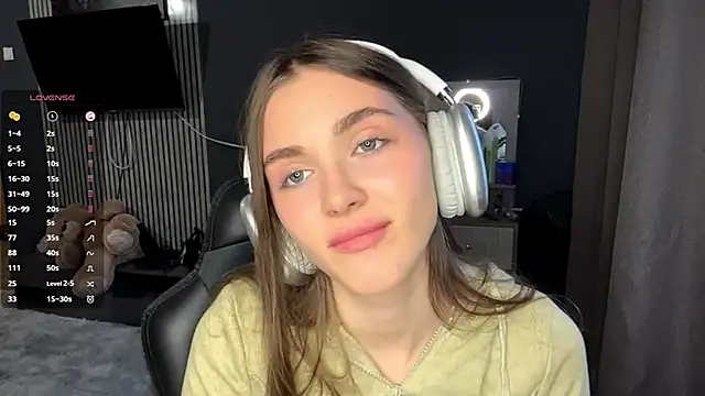 Snapshot of Veluxe chatting on April 2026 03:09:02 PM Veluxe online show from April 2026 03:09:02 PM