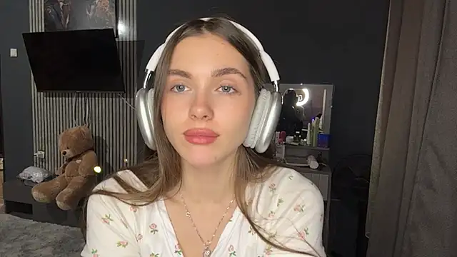 Snapshot of Veluxe chatting on April 2026 04:19:02 PM Veluxe online show from April 2026 04:19:02 PM