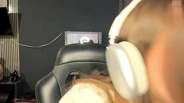 Snapshot of Veluxe chatting on April 2026 03:01:02 PM Veluxe online show from April 2026 03:01:02 PM