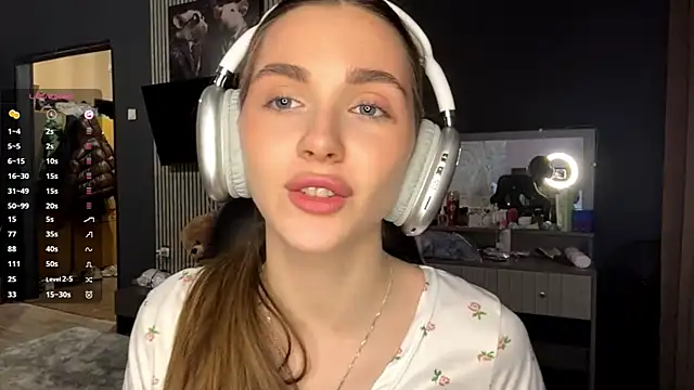 Snapshot of Veluxe chatting on April 2026 03:01:01 PM Veluxe online show from April 2026 03:01:01 PM