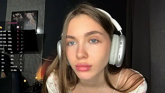 Snapshot of Veluxe chatting on April 2026 03:06:01 PM Veluxe online show from April 2026 03:06:01 PM