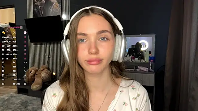 Snapshot of Veluxe chatting on April 2026 03:05:01 PM Veluxe online show from April 2026 03:05:01 PM