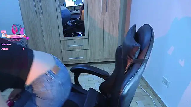 baby lee online show from April 2026 02:11:02 PM