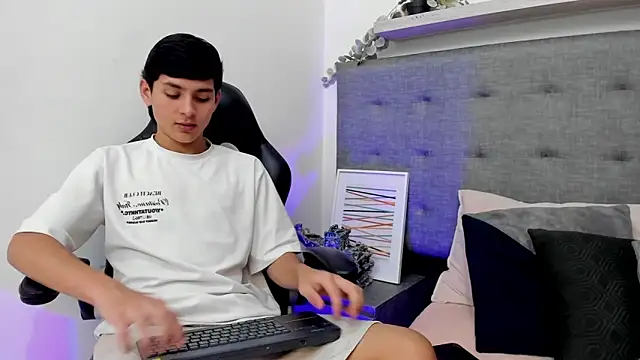 Andrew restrepoo online show from March 2026 02:54:02 PM