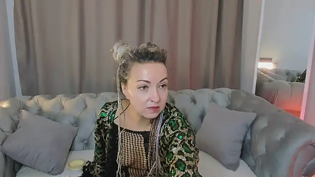 Lar Queen online show from April 2026 10:59:01 AM