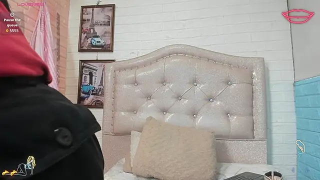 Snapshot of LITTLE-NESSA chatting on May 2026 01:05:02 PM LITTLE-NESSA online show from May 2026 01:05:02 PM