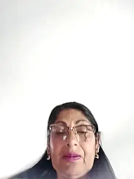 Snapshot of Taniafirelux chatting on April 2026 11:03:01 PM Taniafirelux online show from April 2026 11:03:01 PM