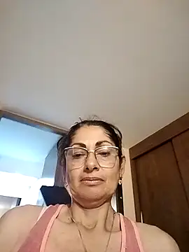 Snapshot of Taniafirelux chatting on April 2026 10:45:02 PM Taniafirelux online show from April 2026 10:45:02 PM