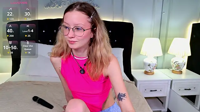 Snapshot of AmelieViolet chatting on June 2026 03:43:02 AM AmelieViolet online show from June 2026 03:43:02 AM