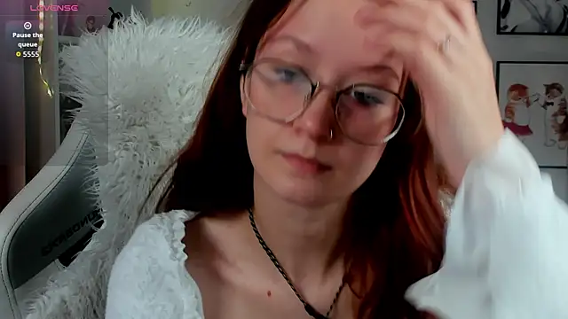 Snapshot of AmelieViolet chatting on June 2026 03:05:01 AM AmelieViolet online show from June 2026 03:05:01 AM